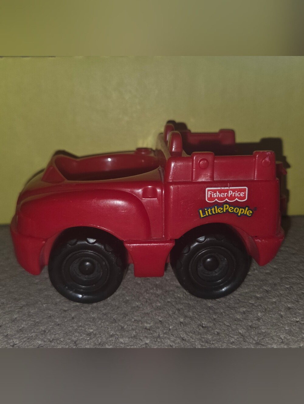 FISHER PRICE LITTLE PEOPLE 2001 red small fire truck fire engine car 77715